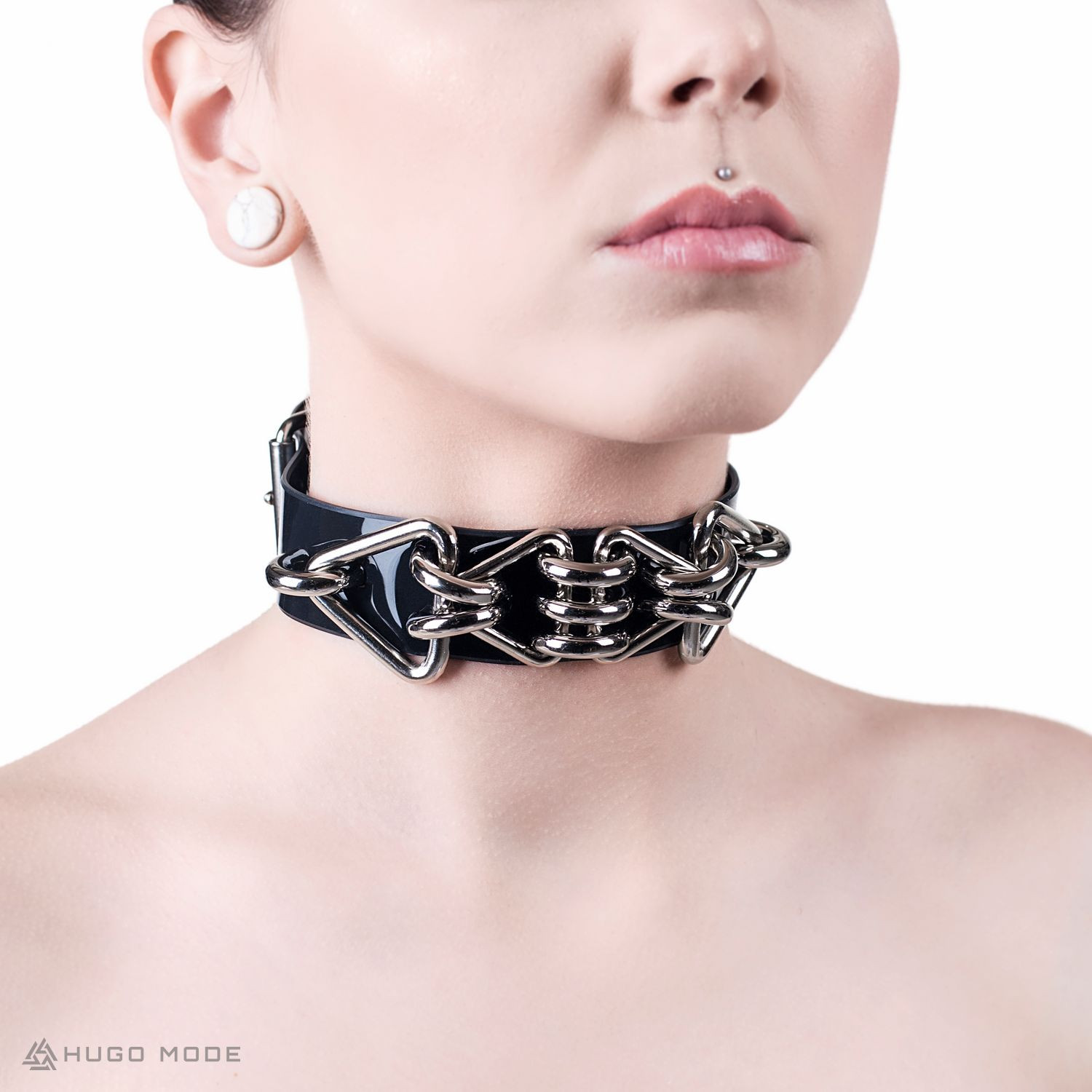 Ein Hals Choker mit ausgeprägten Dekorationen aus Metalldreiecken.