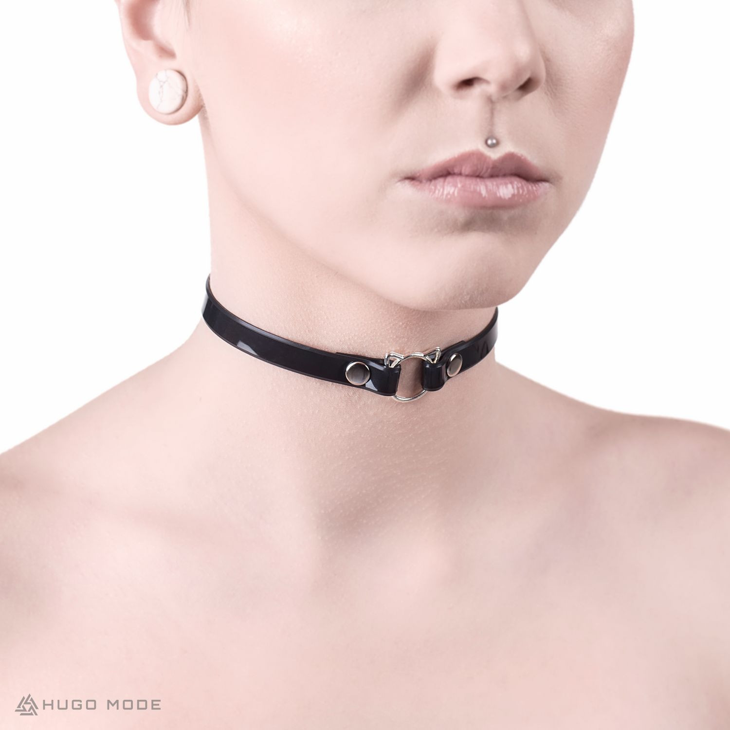 A thin choker decorated with a ring with cat ears in the front.