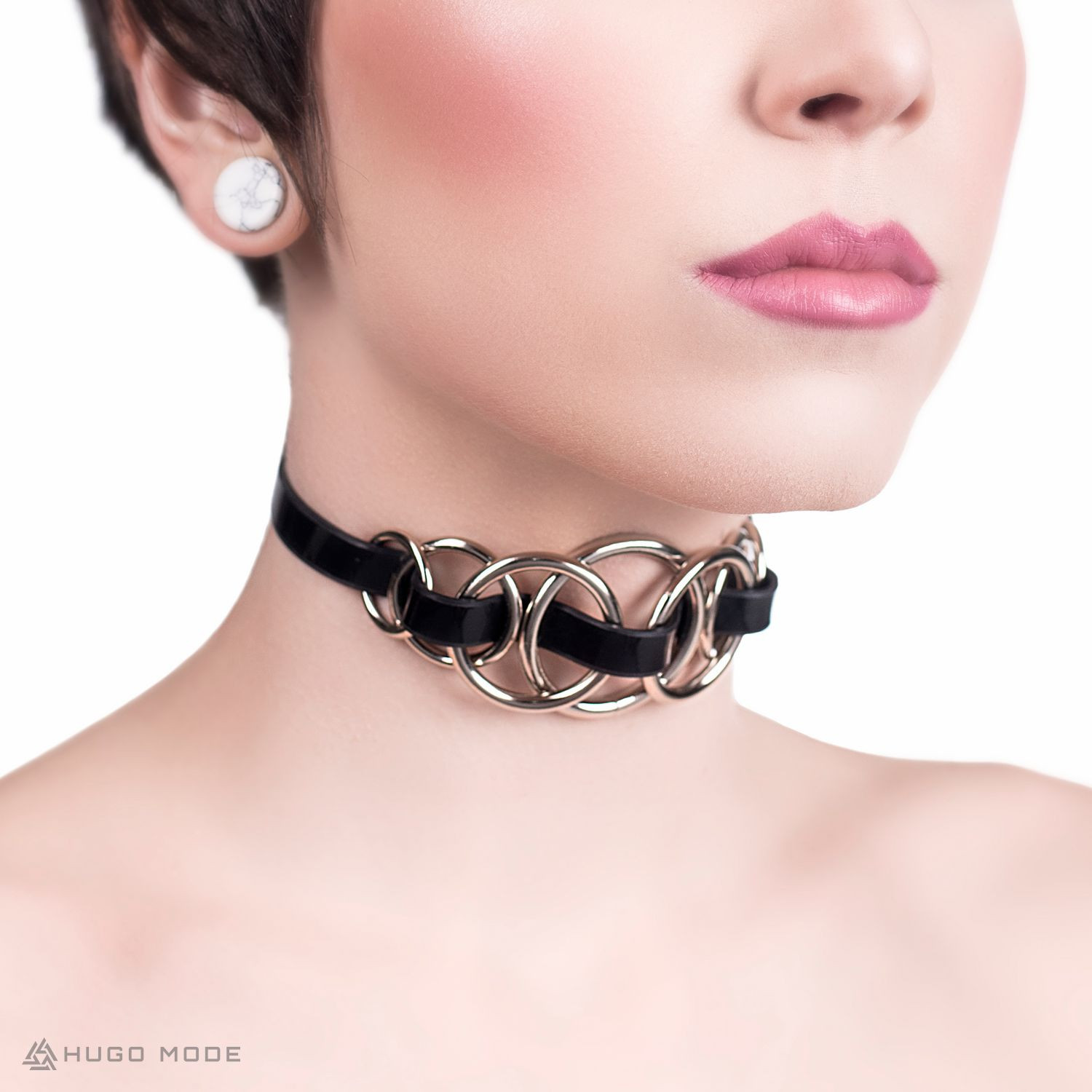 A thin choker necklace decorated with intertwined rings.