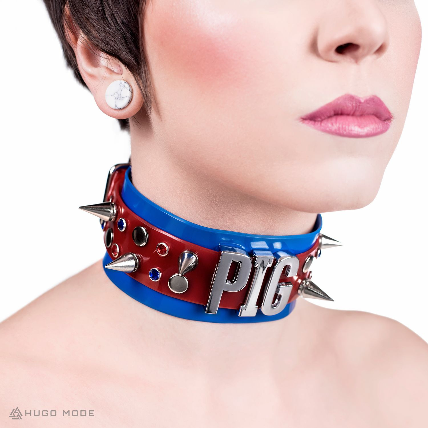 Ein massiver Hals Choker mit der Aufschrift PIG, Stacheln und dekorativen Nieten.