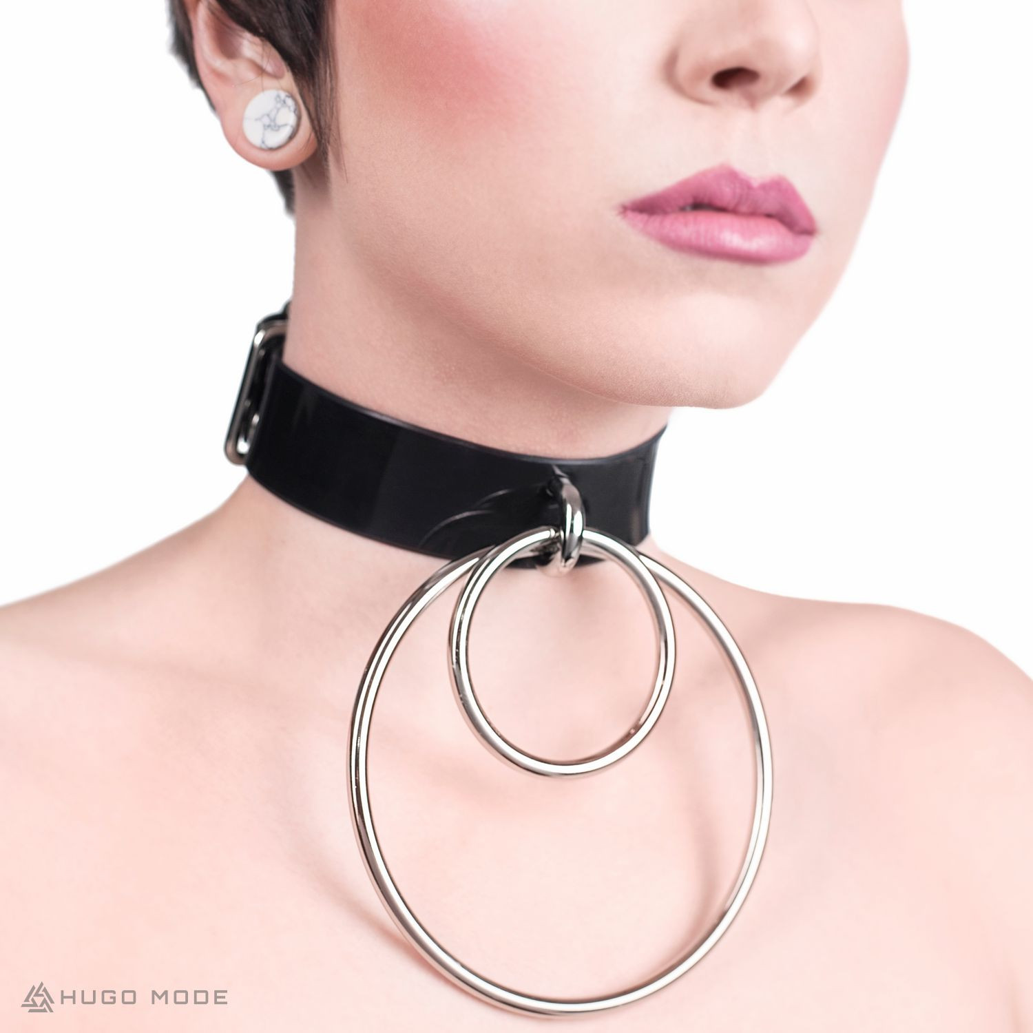 A neck choker decorated with huge pendant rings.