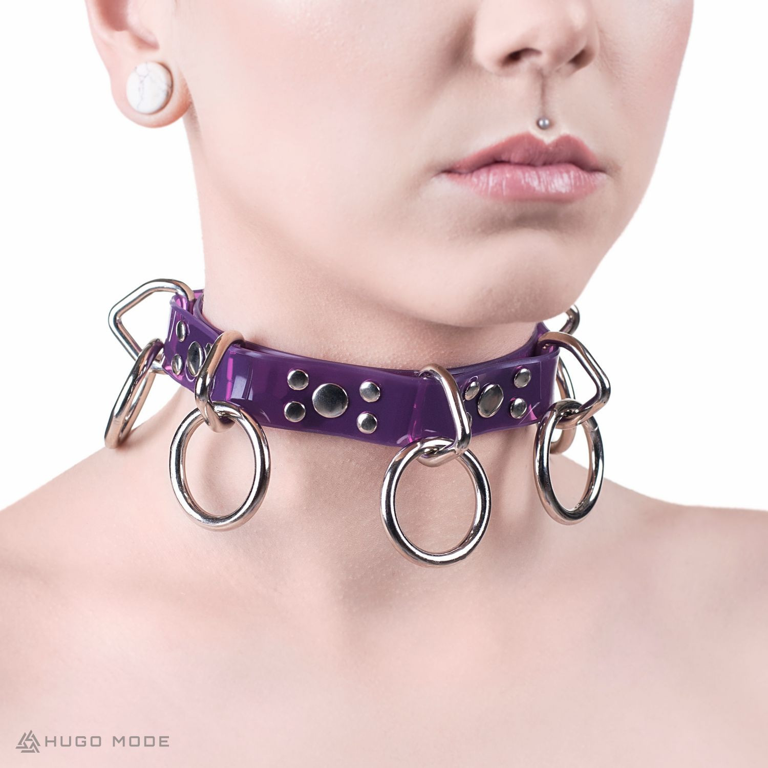 Ein Choker Halsband mit Ringanhängern und dekorativen Nieten.