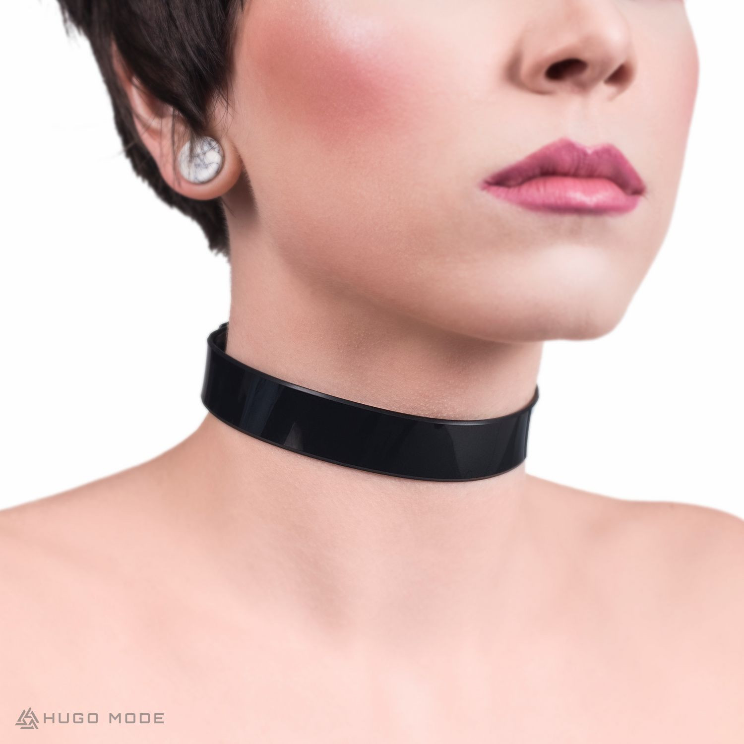Ein dünnes Choker Halsband mit einfachem Design aus PVC.
