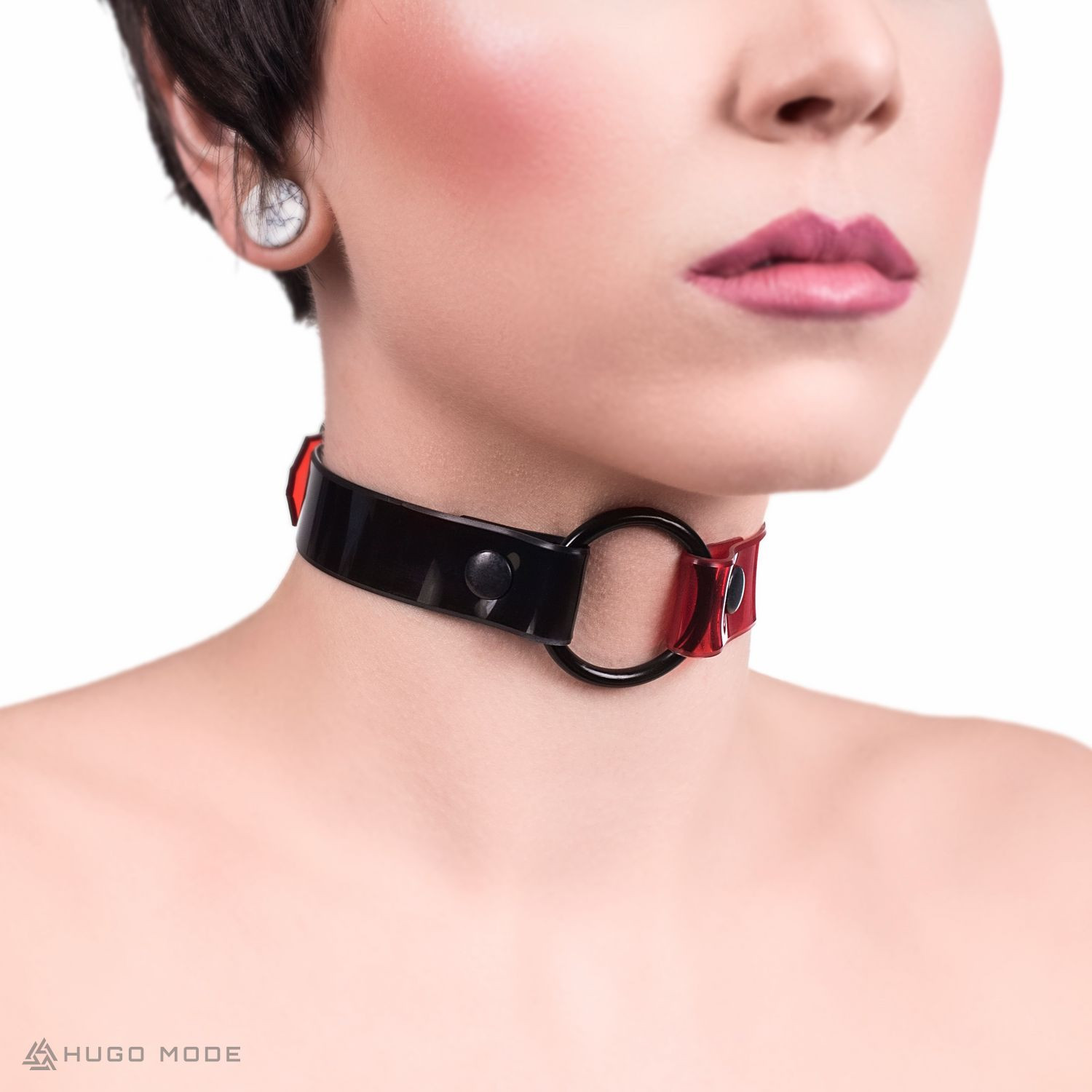A two-colour choker with a black ring.