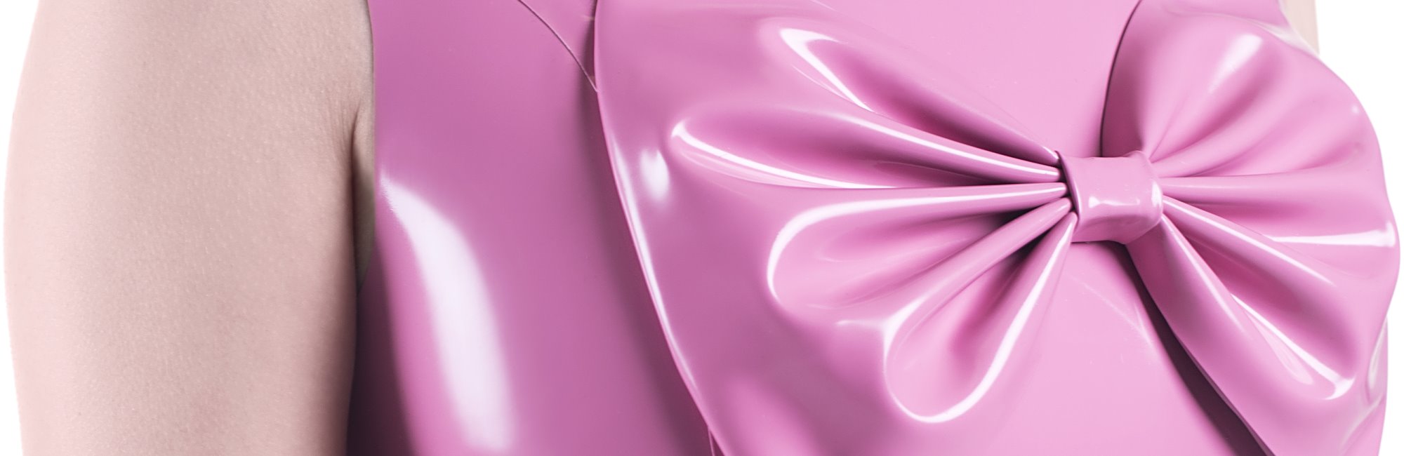 Detail velké mašle z růžového latexu.
